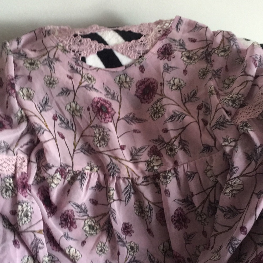 Gorgeous lace back Top